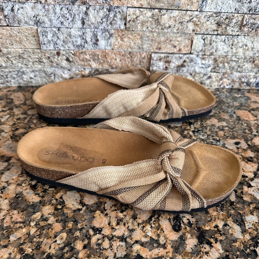 Shekudo Bahia Knot Slide
Sandals In Neutral - Picture 3 of 8